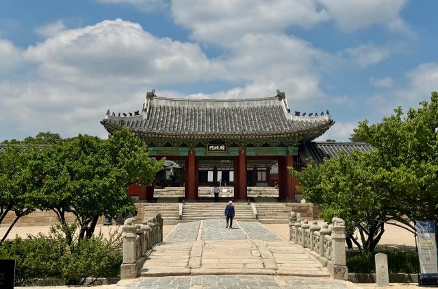 관람객이 창경궁 명전문 앞을 걸어가고 있다 사진강상헌 기자