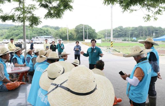 공영민 고흥군수가 대서면 서호마을에서 ‘풍년 기원 손 모내기 행사’를 열었다 사진고흥군