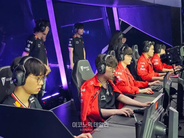 15일 부산 사직실내체육관에서 ‘2025 LCK 로드 투 MSI’ 마지막 라운드를 앞두고 최종 테크체크중인 T1 선수단사진선재관 기자