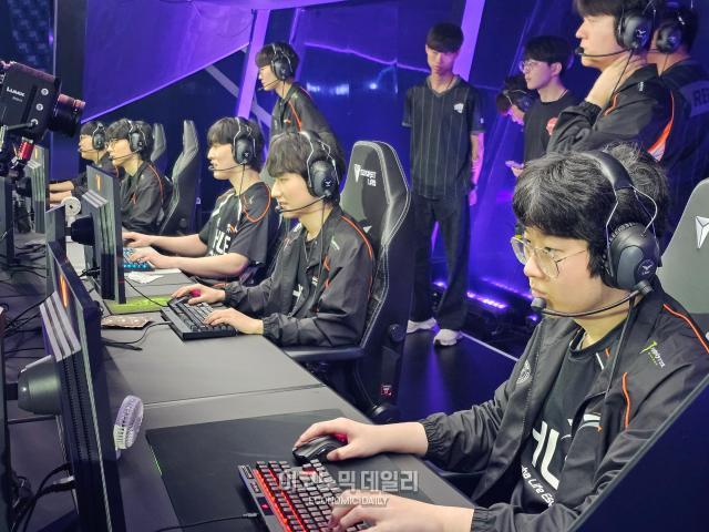 15일 부산 사직실내체육관에서 ‘2025 LCK 로드 투 MSI’ 마지막 라운드를 앞두고 최종 테크체크중인 한화생명 선수단사진선재관 기자