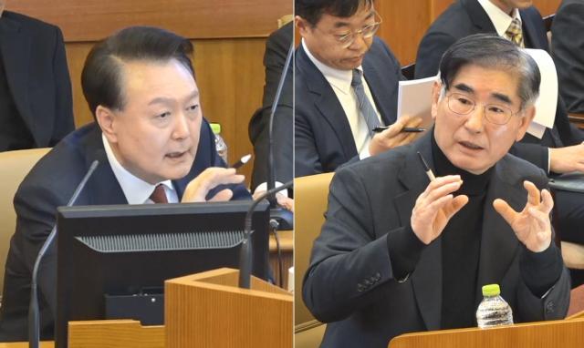 윤석열 대통령이 23일 서울 종로구 헌법재판소에서 열린 본인의 탄핵심판 4차변론에서 증인으로 출석한 김용현 전 국방부 장관에게 직접 증인신문을 하자사진 왼쪽 김 전 장관이 답변하고 있다 사진연합뉴스
