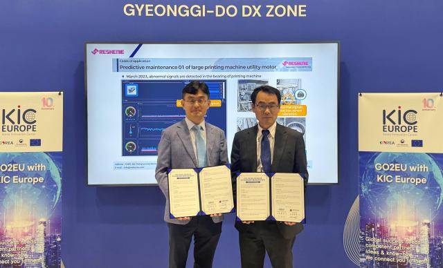 13일 ‘비바 테크Viva Tech 2025’에 경기도 DX존에서 김현곤 경과원장좌측과 장영배 세계한인무역협회 파리 지회장우측이 MOU를 체결한 뒤 기념촬영을 하고 있다 사진경과원