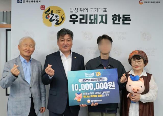한돈자조금관리위원회와 재단법인 일가재단이 12일 서울 서초구 제2축산회관에서 새터민 대학생에게 통일장학금을 전달한 뒤 기념촬영을 하고 있다 왼쪽부터 이범호 일가재단 통일장학회 위원장 손세희 한돈자조금 위원장 일가재단 수의사 장학생 김찬란 일가재단 상임이사 사진한돈자조금관리위원회