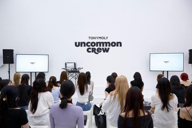 지난 10일 서울 서초구 토니모리 본사에서 브랜드 서포터즈 언커먼 크루 1기 발대식이 열리고 있다 사진토니모리