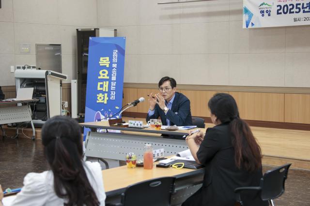 우승희 영암군수가 12일 삼호종합문화체육센터에서 월출학부모연합회 임원 10명과 ‘목요대화’를 진행했다사진영암군
