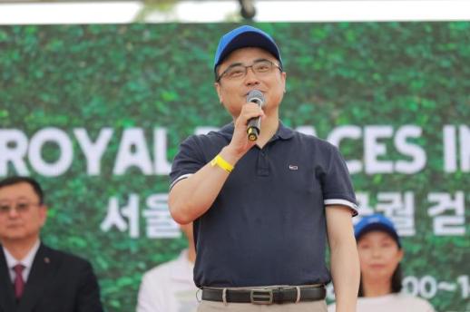 Chinese diplomat joins Seoul palace walk, highlights cultural connection