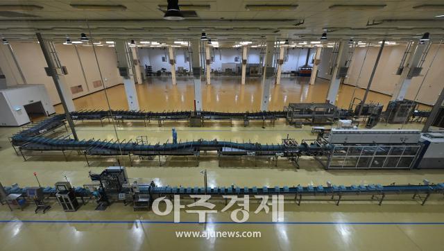 백두산 내두천 물을 받아 백산수가 포장되고 있는 컨베이어벨트 사진남궁진웅 timeid