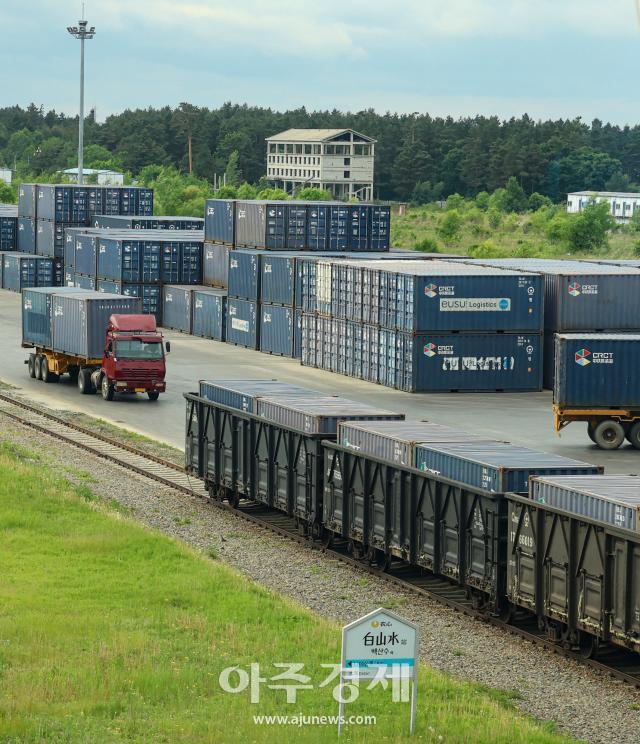 이도백하에서 포장된 백산수는 공장과 바로 연결된 철로를 통해 대련으로 운송된다 남궁진웅 timeid