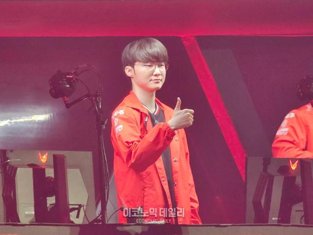 ‘페이커’ 이상혁이 15일 부산 사직실내체육관에서 ‘2025 LCK 로드 투 MSI’ 최종전 한화생명과 경기에서 승리 후 팬들에게 승리의 포즈를 취하고 있다 사진선재관 기자