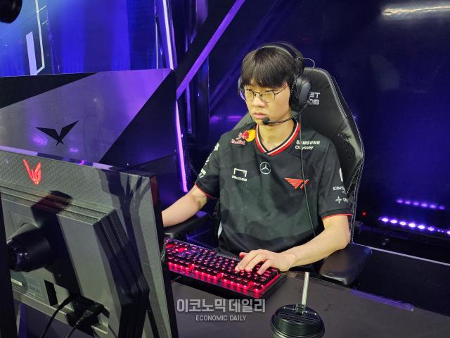 ‘도란’ 최현준이 15일 부산 사직실내체육관에서 ‘2025 LCK 로드 투 MSI’ 최종전 한화생명과 경기 전 테크 체크를 하고있다사진선재관 기자
