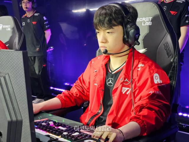 케리아 류민석이 15일 부산 사직실내체육관에서 ‘2025 LCK 로드 투 MSI’ 최종전 한화생명과 경기 전 테크 체크를 하고있다사진선재관 기자