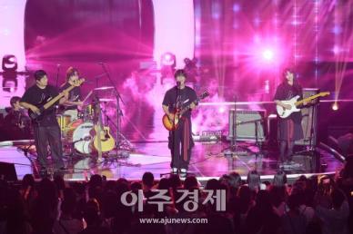 [포토] 유튜브 팬페스트 코리아 2025 무대 오른 고추잠자리