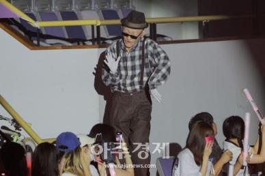 [포토] 멋진 공연 선보이는 벽돌할아버지