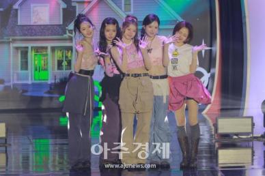 [포토] 유튜브 팬페스트 코리아 2025 무대 오른 KiiiKiii(키키)