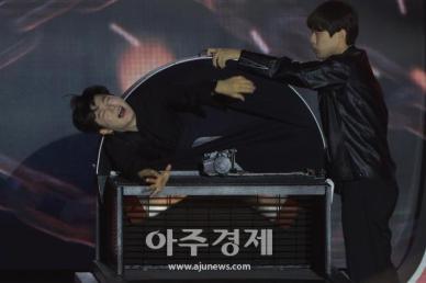 [포토] 멋진 공연 선보이는 ​​​​​​​매직페이커 니키
