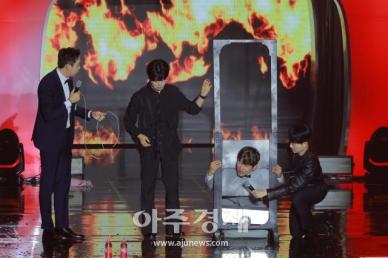 [포토] ​​​​​​​매직페이커 니키, 유튜브 팬페스트 코리아 2025서 깜짝 마술공연