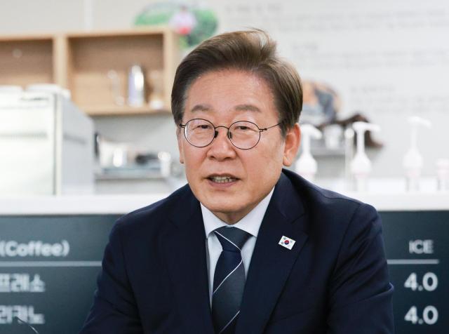 이재명 대통령이 지난 13일 경기도 파주시 장단면 행정복지센터에서 접경지 주민 간담회를 하고 있다 사진연합뉴스