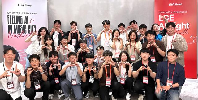 LG전자 AI Night에 참가한 학생들이 기념 사진을 촬영하고 있다 사진LG전자