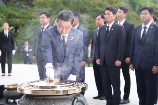 [포토] 민주당 김병기 신임 원내대표, 현충원 참배