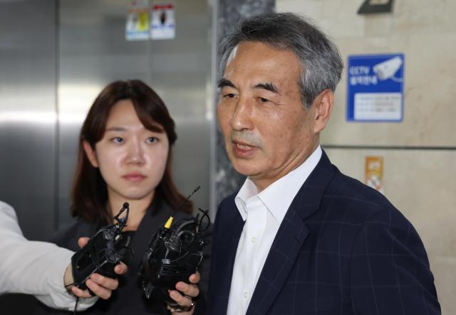 윤석열 전 대통령의 부인 김건희 여사 의혹을 수사할 민중기 특별검사가 16일 서울 서초구 사무실 앞에서 취재진의 질문에 답하고 있다 2025616