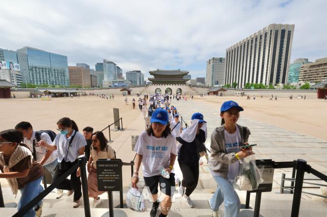 Participants walk through the grounds of Gyeongbokgung Palace during the 2025 Seoul Royal Palaces International Walk held on June 14 in Jongno-gu Seoul AJP Han Jun-gu