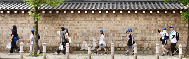 Participants walk along the outer walls of Gyeongbokgung Palace during the 2025 Seoul Royal Palaces International Walk held on June 14 in Jongno-gu Seoul AJP Han Jun-gu