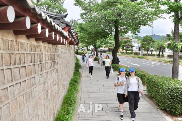 Participants walk along the outer walls of Gyeongbokgung Palace during the 2025 Seoul Royal Palaces International Walk held on June 14 in Jongno-gu Seoul AJP Han Jun-gu