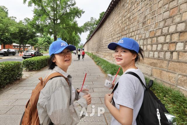 Participants walk along the outer walls of Gyeongbokgung Palace during the 2025 Seoul Royal Palaces International Walk held on June 14 in Jongno-gu Seoul AJP Han Jun-gu
