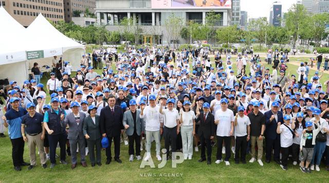 VIPs and participants pose for a commemorative photo during the 2025 Seoul Royal Palaces International Walk held on June 14 in Jongno-gu Seoul Center Seoul Mayor Oh Se-hoon AJP Han Jun-gu