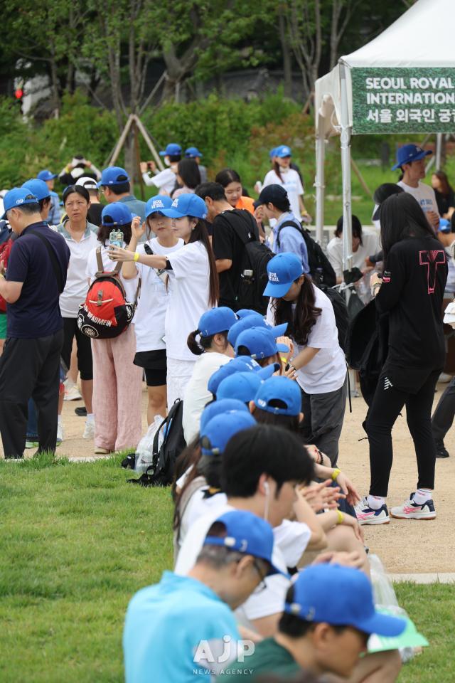 Participants take a rest break during the 2025 Seoul Royal Palaces International Walk held on June 14 at the Uijeongbuji Historic Site Square in Jongno-gu Seoul AJP Han Jun-gu