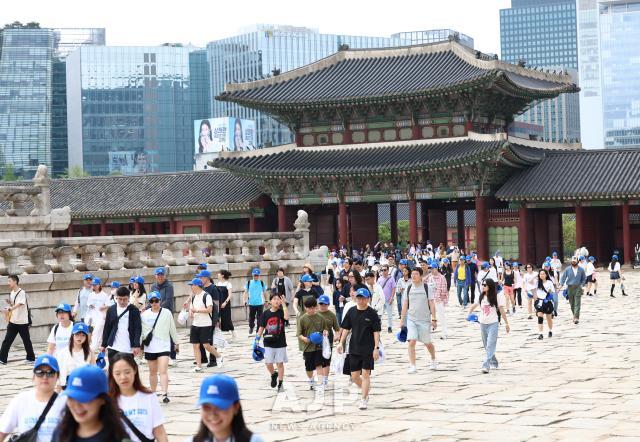 Participants walk through the grounds of Gyeongbokgung Palace during the 2025 Seoul Royal Palaces International Walk held on June 14 in Jongno-gu Seoul AJP Cho Bo-hee