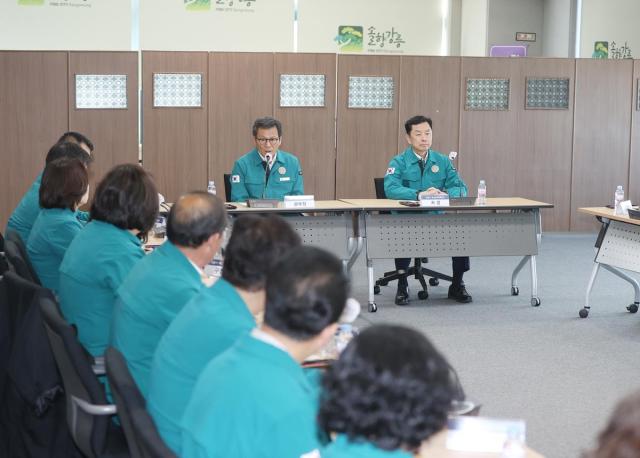 강릉시가 2025년 봄철 산불 예방·대응에 대한 회의를 진행하고 있다 사진강릉시
