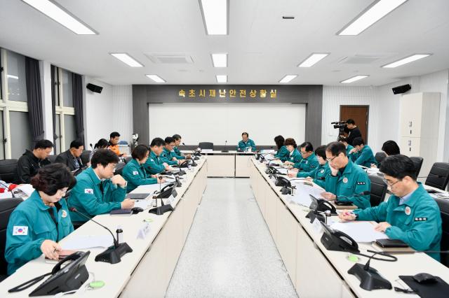 속초시가 다가오는 여름철 폭염과 혹서기에 대비하여 회의를 진행하고 있다 사진속초시