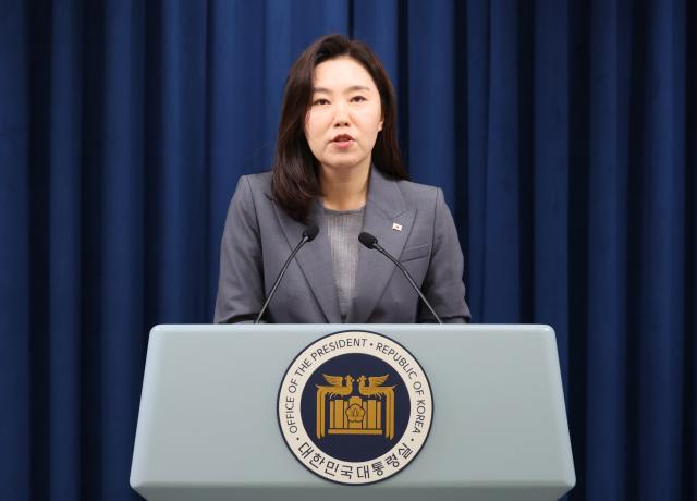 강유정 대통령실 대변인이 16일 용산 대통령실에서 국민추천제 등 현안 관련 설명을 하고 있다사진연합뉴스