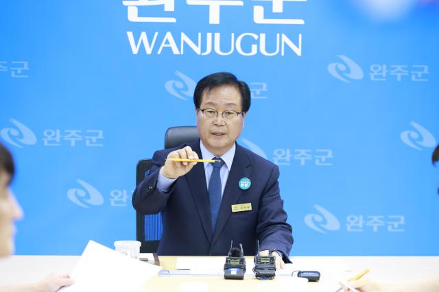 유희태 완주군수가 16일 봉동읍 폐기물 소각시설 설치와 완주‧전주 통합과 관련한 입장을 밝히고 있다사진완주군