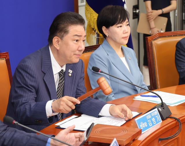 김병기 더불어민주당 당대표 직무대행 겸 원내대표가 16일 국회에서 열린 최고위원회의에서 의사봉을 두드리고 있다 사진연합뉴스
