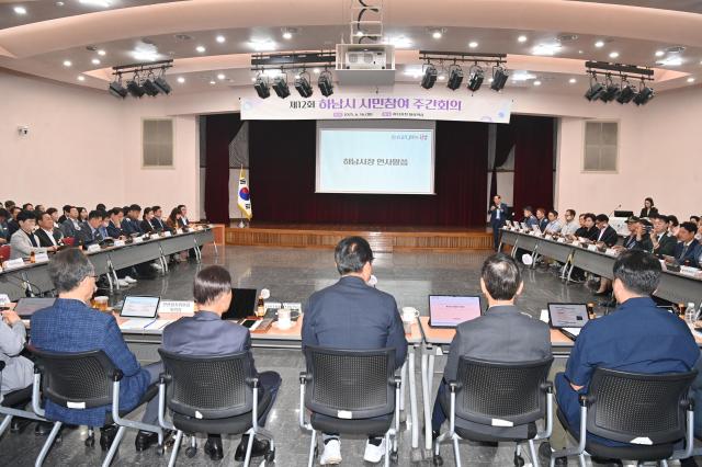 이현재 하남시장이 16일 시청 본관 대회의실에서 진행된 제12회 시민참여 주간회의에서 인사말을 하고 있다 사진하남시