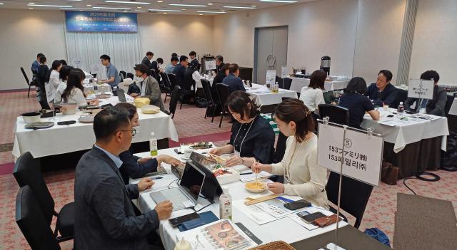 지난 9일부터 13일까지 일본 도쿄와 오사카에서 열린 ‘2025 경기북부 일본 시장개척단’에서 경기북부 기업들이 현지 바이어들이 수출상담을 진행하고 있다 사진경과원