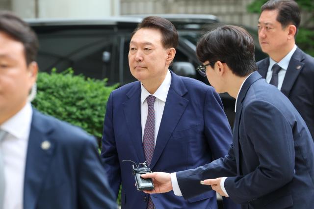 윤석열 전 대통령이 16일 서울 서초구 서울중앙지방법원에서 열린 내란 우두머리 혐의·직권남용 권리행사 방해 혐의 사건 7차 공판에 출석하고 있다 사진연합뉴스