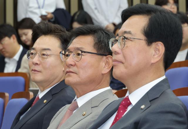 국민의힘 원내대표 선거에 출마한 김성원왼쪽부터 이헌승 송언석 후보가 16일 서울 여의도 국회에서 열린 원내대표 선출 선거 의원총회에서 권성동 원내대표의 인사말을 듣고 있다 사진연합뉴스