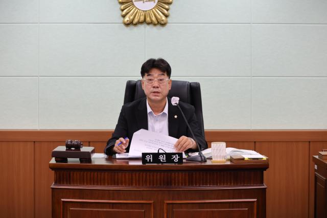 안성준 위원장이 동해시의회 행정사무 감사특별위원회를 열고 있다 사진동해시의회