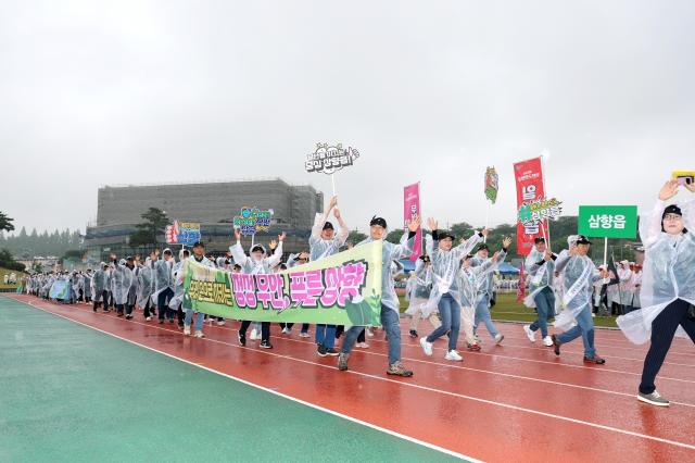 제56회 무안군민의 날 행사가 16일 무안종합스포츠파크에서 열린 가운데 삼향읍이 포퍼먼스를 하며 입장하고 있다사진김옥현 기자