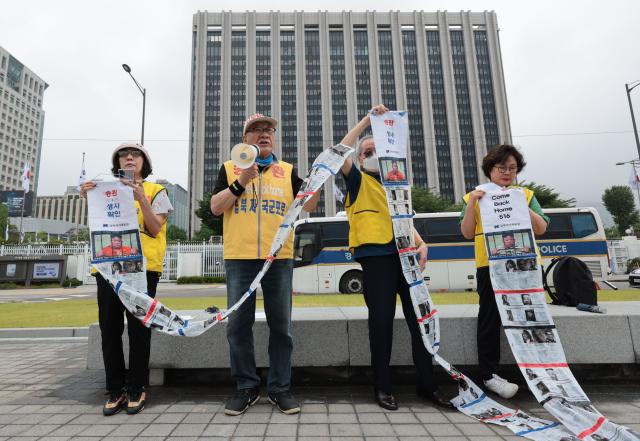 최성룡 납북자가족모임 대표왼쪽 두번째가 16일 서울 종로구 정부서울청사 앞에서 기자회견을 열고 대북전단 살포 이유와 내용 등에 대해 설명하며 납북된 가족들의 생사 확인요청을 호소하고 있다 사진연합뉴스