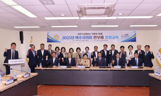 여수시의회 소회의실에서 이지문 강사를 초청해 전체 의원 및 직원들을 대상으로 이해충돌방지 및 청렴 교육을 실시하고 기념 촬영을 하고 있다 사진여수시의회