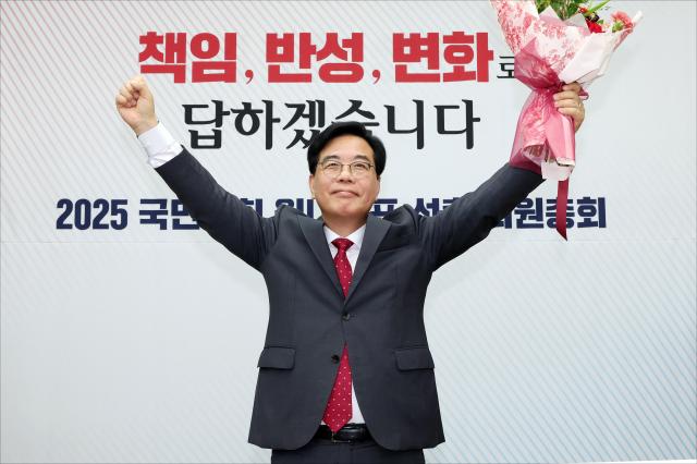 송언석 국민의힘 신임 원내대표가 16일 원내대표 선출 의원총회가 열린 국회 회의장에서 기념촬영을 하고 있다 사진공동취재