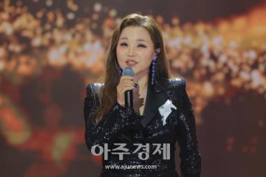 [포토] 나예원, 가슴은 알죠 (더트롯쇼)