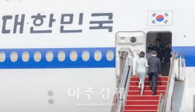 [포토] 공군 1호기 탑승하는 이재명 대통령 내외