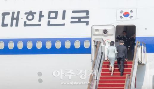 [포토] 공군 1호기 탑승하는 이재명 대통령 내외