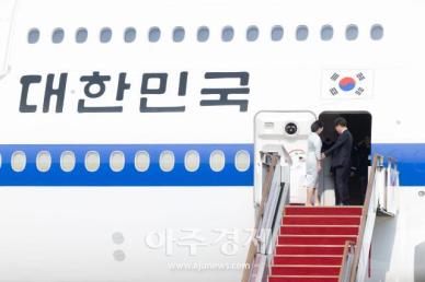 [포토] 대통령 전용기 탑승하는 이재명 대통령과 김혜경 여사