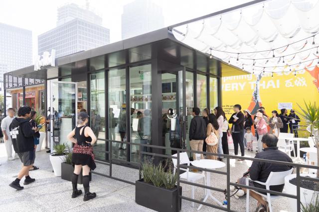 노티드의 미국 캘리포니아주 로스앤젤레스LA 1호점 앞에서 고객들이 대기하고 있다 사진노티드
